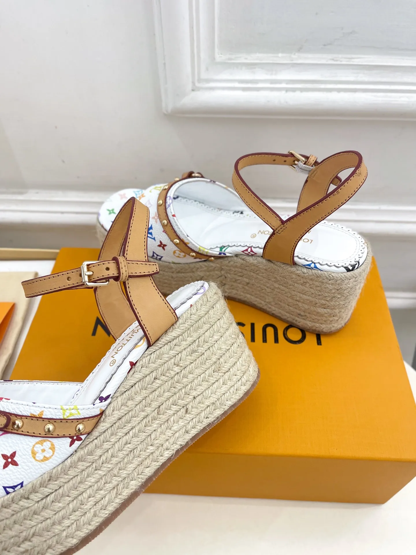 👟👟Ex-factory price 620👟👟 | Louis Vuitton 25𝐬𝐬 🧡💚2025 spring and summer new model top version‼ ️The original version is the same. The counter features the latest LV Full of high-end feel! A popular model among bloggers at home and abroad, it’s retro and fashionable and looks amazing on your feet! Mainly recommended model on the official website★ ━━━━━ ЅᏇєєt ━━━━━ ▪️Upper: Original customized cowhide print ▪️Lining: imported sheepskin lining ▪️Outsole: original molded outsole ▪️Heel height: 8cm, water platform 4.5cm ▪️Shoe size: 35-39 (customized for 40, 41)